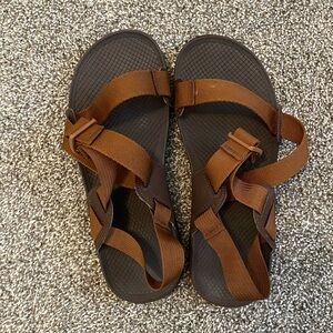 Men’s lowdown Chacos brown, size 10